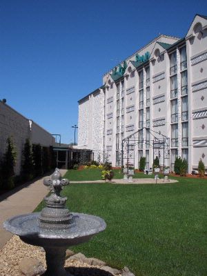 Holiday Inn Joplin - Private Courtyard Area