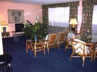 Homewood Suite Parlor + 1 King + 2 Queens