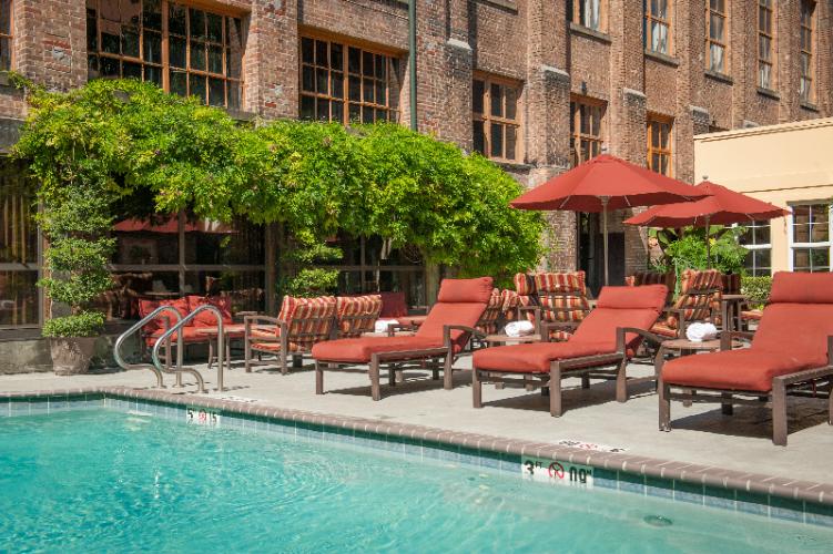 Hampton Inn & Suites Convention Center - 