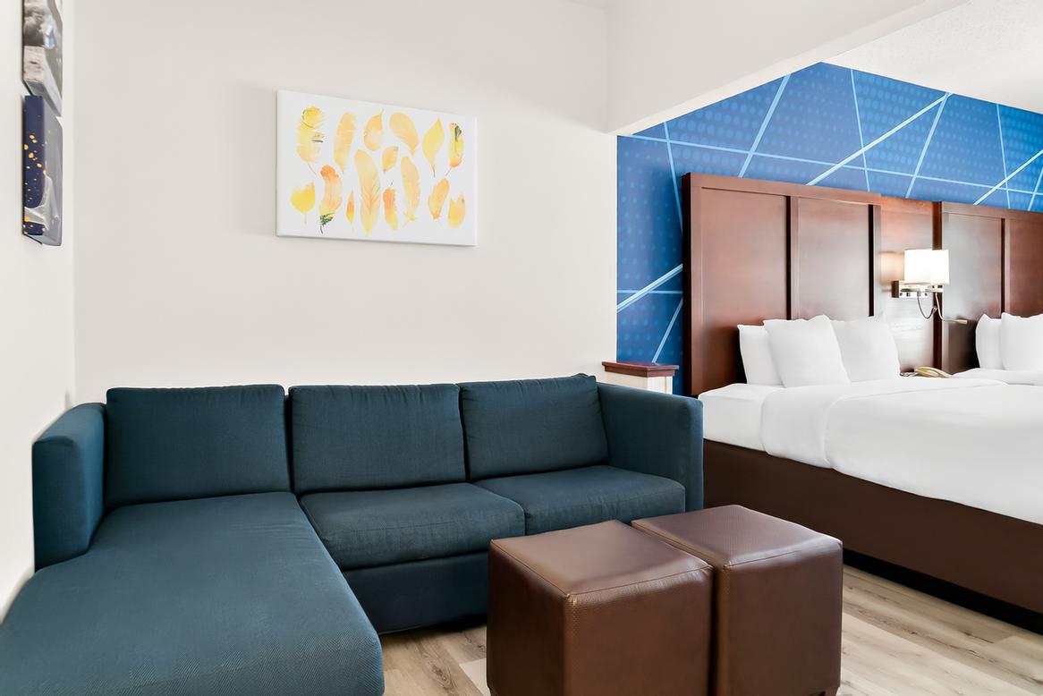 Comfort Suites Southfield - Sitting Area In Executive Suite