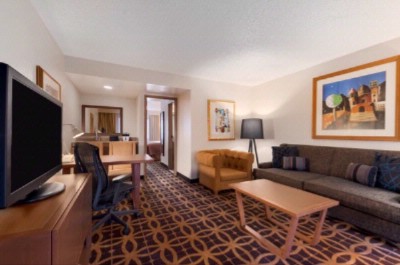 Embassy Suites Hotel Dfw South - Fine And Casual Dining