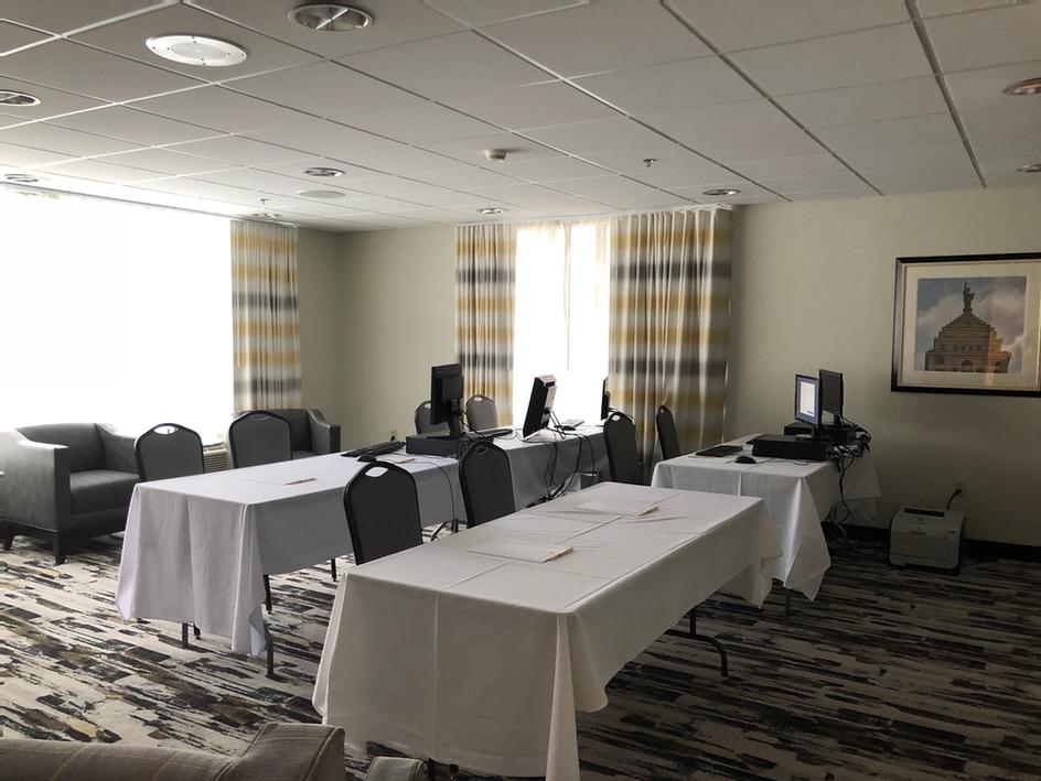 Doubletree Club Hotel - Carlton's Bar & Grill