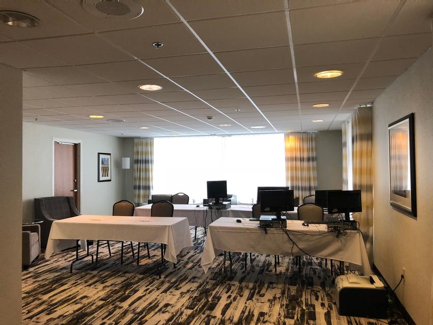 Doubletree Club Hotel - Guest Amenities In A Standard Room