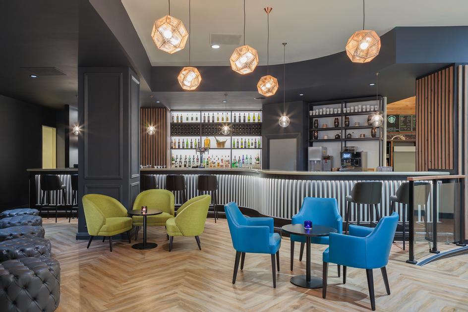 Holiday Inn London Kensington Forum - A Warm Welcome What Ever Time Of Day