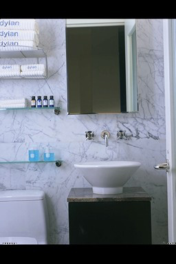 Dylan Hotel - standard bathroom in all guest rooms