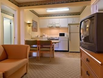 Ramada Inn & Suites Airport / Opryland - 