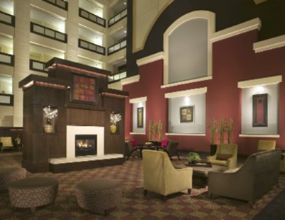 Hilton Garden Inn Austin Downtown - Beautiful Atrium Area With Comfortable Seating Fireplace And Television