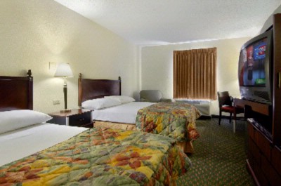 Red Roof Inn & Suites Lancaster - Deluxe 2 Double Bedroom