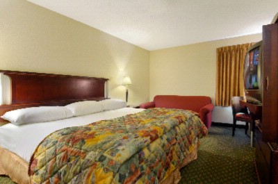Red Roof Inn & Suites Lancaster - Deluxe King Bedroom