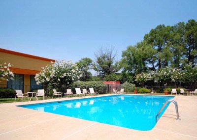 Rodeway Inn & Suites Hotel & Conference Center - Beautiful Seasonal Outdoor Pool