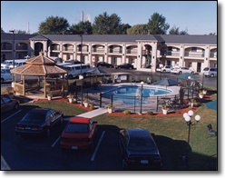 Econo Lodge - Courtyard