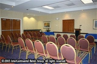 Holiday Inn Express & Suites - 