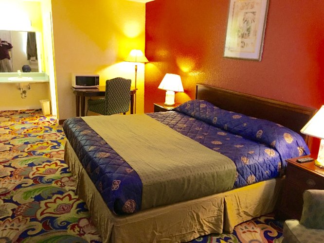Best Value Hallmark Inn - 