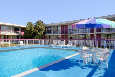 Days Inn - Swimming Pool