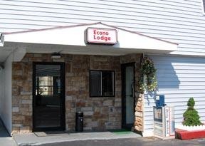 Econo Lodge of Rome - Office Entrance