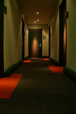 The Glenn Hotel - Guestroom Hallway