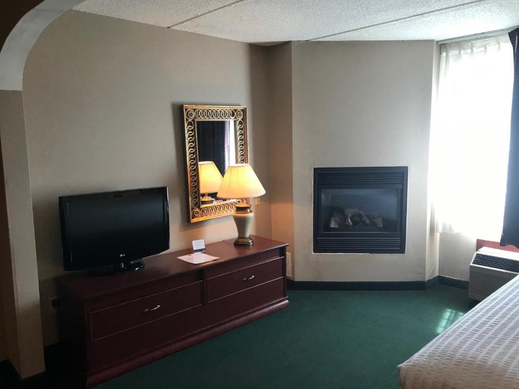 Clarion Hotel Oneonta - King Suite With Fireplace