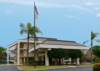 Comfort Inn - Entrance To Hotel