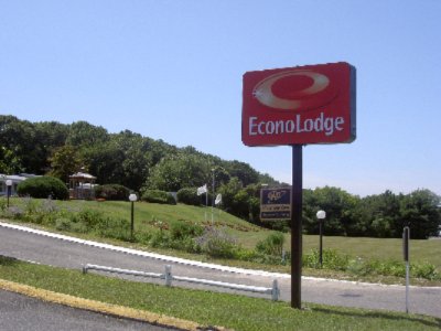 Econo Lodge - 