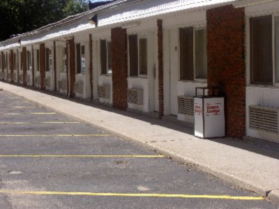 Econo Lodge - 