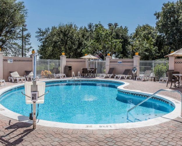 Comfort Inn & Suites - 