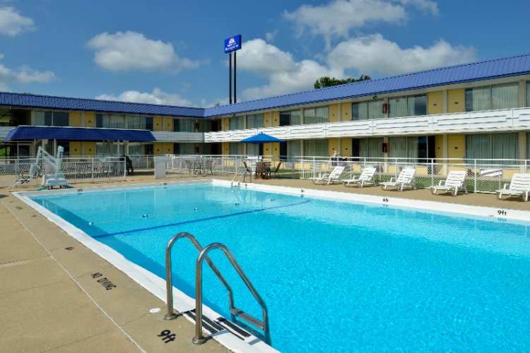 Days Inn Vandalia - Outdoor Swimming Pool