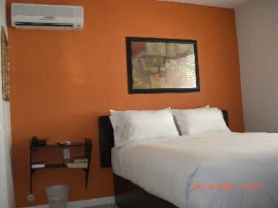 Room With 1 Queen Bed