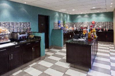 Hampton Inn & Suites by Hilton - Deluxe Hot Breakfast