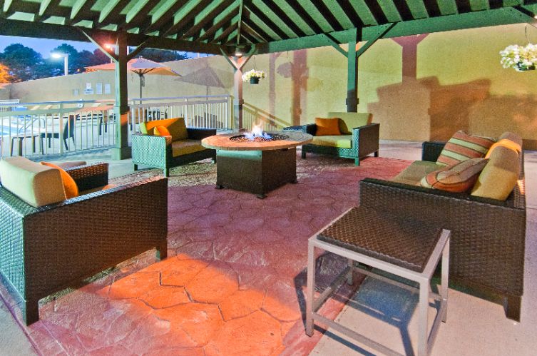 Courtyard by Marriott Lenox Park - Outdoor Pool
