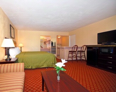 Quality Inn Airport - King Suite