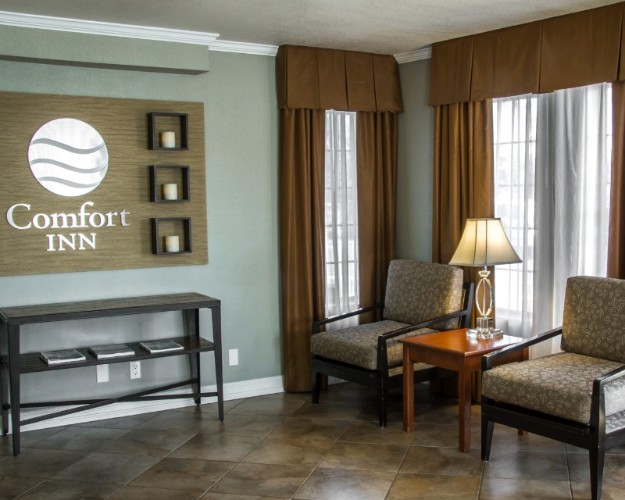 Comfort Inn Ventura - 1 King Non-smoking Room