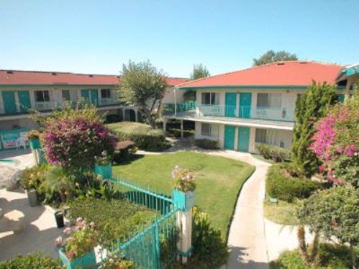 California Suites Hotel - Courtyard