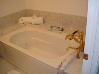 The Inn at Peralynna Manor - Standard Size Bathtub With Jacuzzi Jets