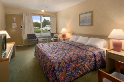 Days Inn - 1 King Bed Guest Room