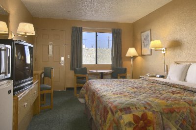 Days Inn East - Single Room With King Size Bed With Micro & Refrigerator
