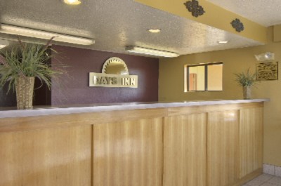 Days Inn East - Front Desk