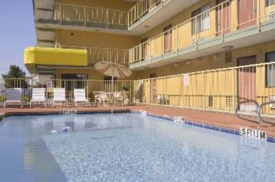 Days Inn East - Seasonal Outdoor Pool