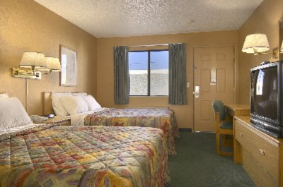 Days Inn East - All Rooms Provide A Blow Dryer Coffee Maker Table W/chair