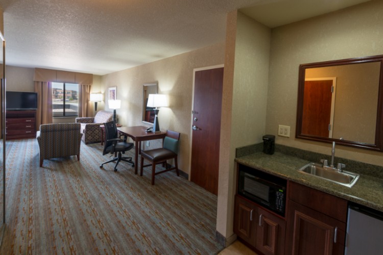 Hampton Inn & Suites Air Force Academy - Suite Sitting Area