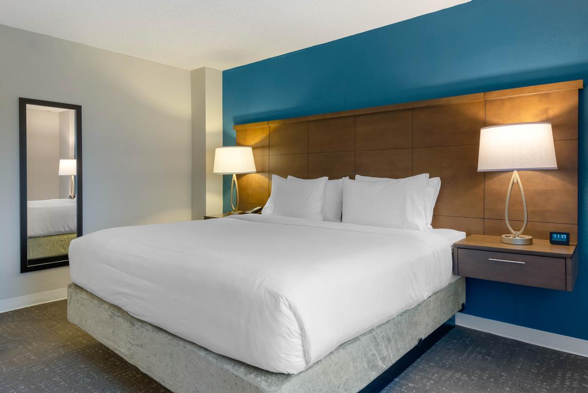 Royale Parc Suites - Luxurious One And Two Bedroom Suites