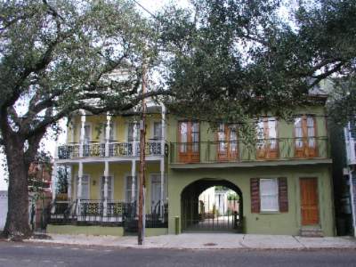 Prytania Oaks Entrance