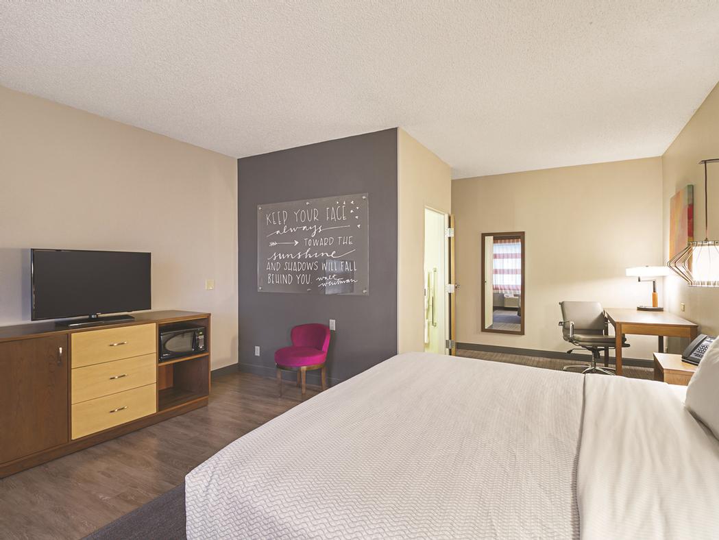 La Quinta Inn & Suites Santa Ana - King Room