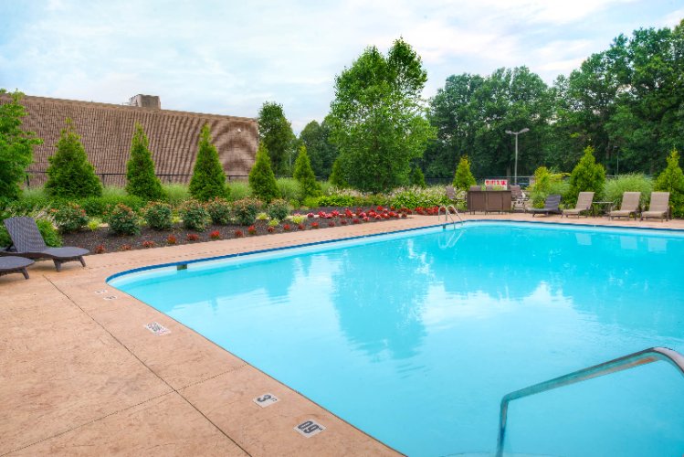 Radisson Hotel of Freehold - Outdoor Garden And Fountain