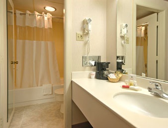 Ramada Inn West - Guest Bathroom