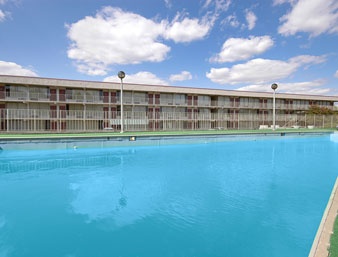 Ramada Inn West - Swimming Pool