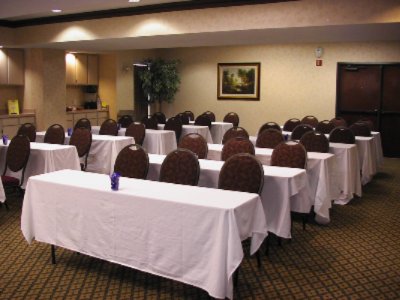 Holiday Inn Express Hotel & Suites - 