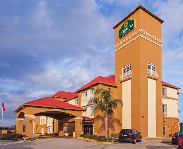 La Quinta Inn & Suites Houston Hobby Airport - 