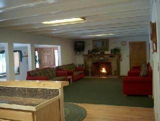 Ponderosa House - Large Comfortable Living Room With Wood Fireplace Tv/dvd/vcr/stereo.