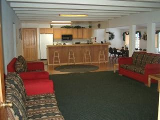 Ponderosa House - Large Full Kitchen And Bar Seating.