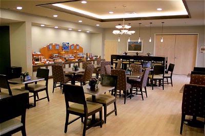 Holiday Inn Express & Suites - Enjoy Breakfast Including Omelets Bacon Sausage Biscuts And Gravy Fruit And Much More!